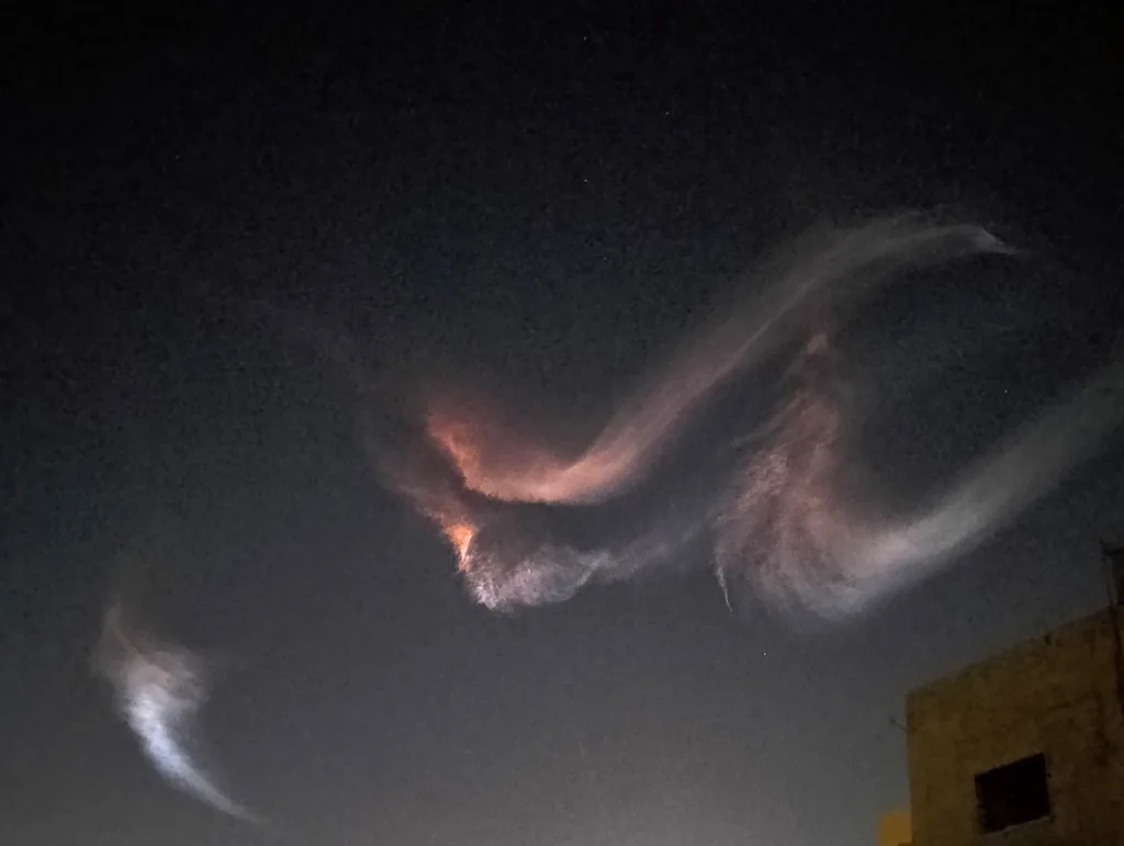 夜空に大きく渦を巻く、ミサイル迎撃後の白い煙の軌跡。2025年6月のイラン・イスラエル交戦時にヨルダン上空で撮影されたもの