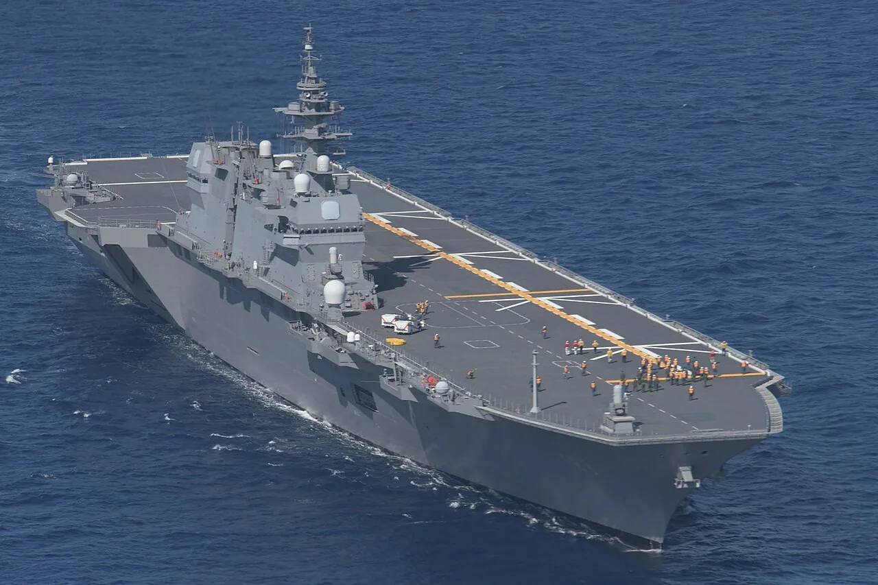上空から見た海上自衛隊の護衛艦いずも