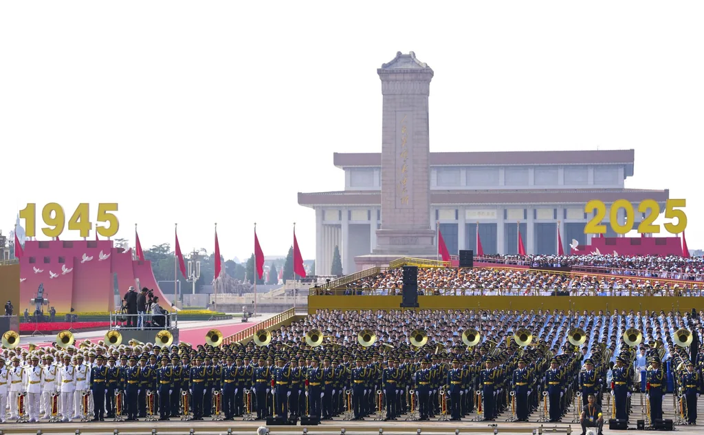 2025年9月・北京の軍事パレード。天安門広場の人民英雄記念碑前に軍楽隊と部隊が整列し、「1945」「2025」の数字が掲げられている様子
