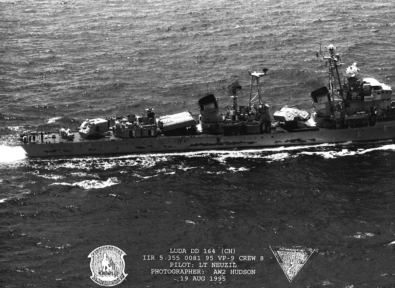 洋上を航行する中国海軍の駆逐艦・桂林